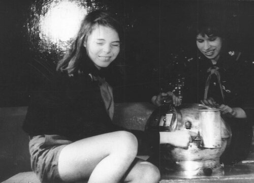 1990-01 Тюшева Алёна и Шинковская Аля чистят ''проклятый колпак'' - нактоуз